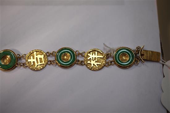 A Chinese gold and jadeite disc link bracelet, 6.75in.